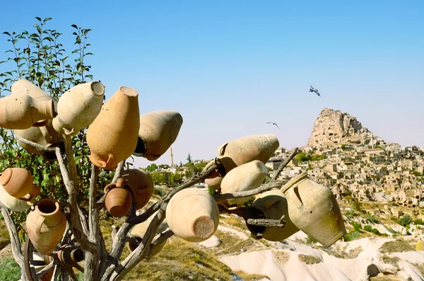 Çanak çömlek ağacın önünde Uçhisar Kalesi Kapadokya, Türkiye — Stok fotoğraf