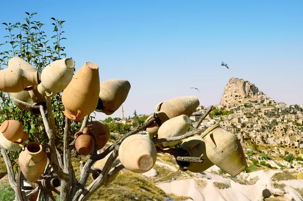 Pottery tree in front of Uchisar Castle in Cappadocia, Turkey — Stock Photo, Image