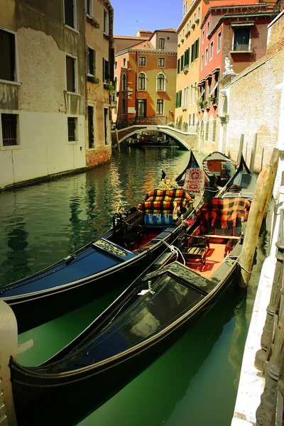 Gondoly v Benátkách. italská města — Stock fotografie