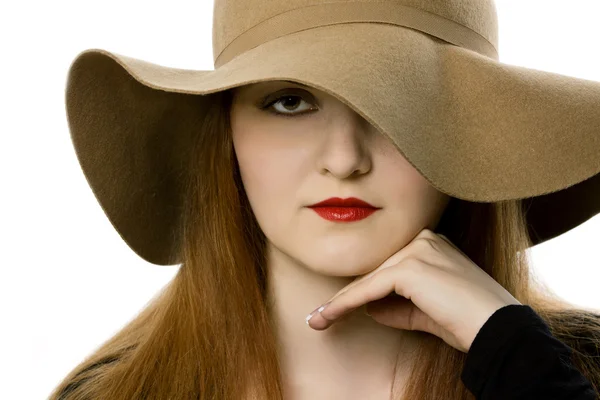 Het mooie meisje in een hoed — Stockfoto