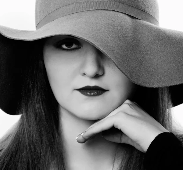 La muchacha hermosa en el sombrero — Foto de Stock