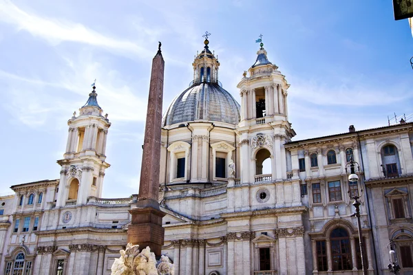 Sant'Agnese agnone és a bernini monumentális fontana dei Fiumi-t Rómában. — Stock Fotó