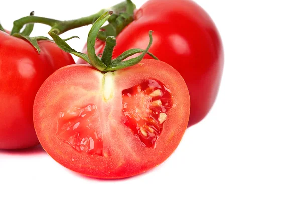 Frische Tomaten isoliert auf weiß — Stockfoto