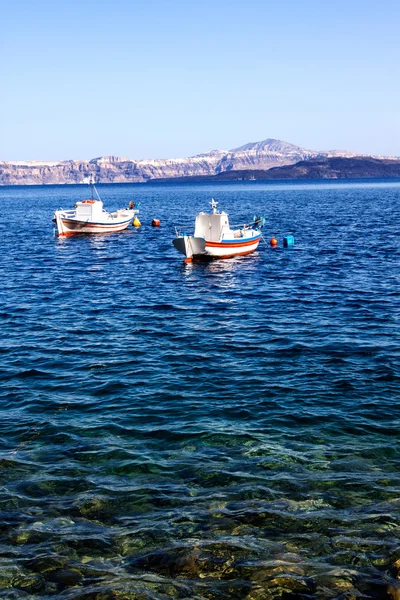 A boat tied up in the clear waters of Primosten — Stock Photo, Image