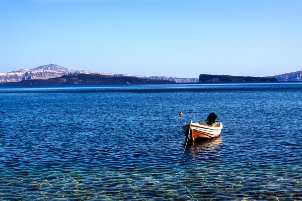 Un bateau attaché dans les eaux claires de Primosten — Photo