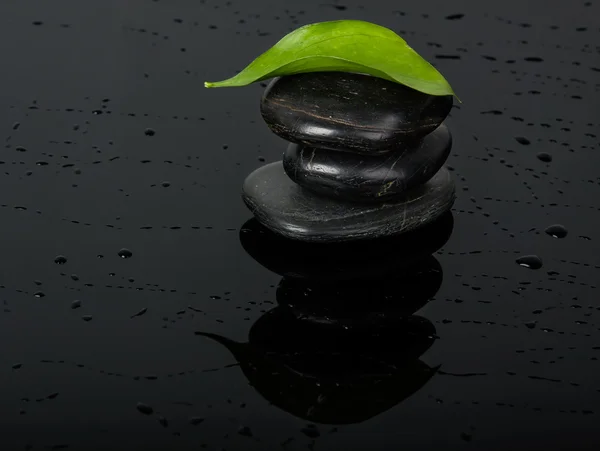 Pedras spa com gotas de água — Fotografia de Stock