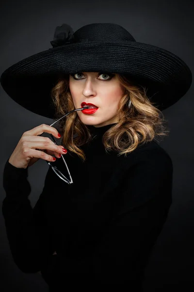 Femme au chapeau élégant — Photo