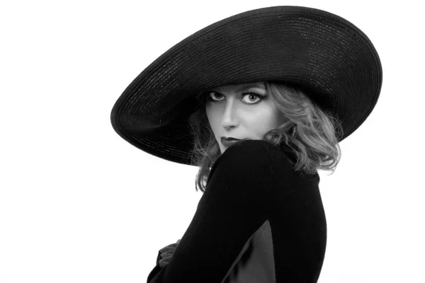 Retrato de una mujer en sombrero elegante — Foto de Stock