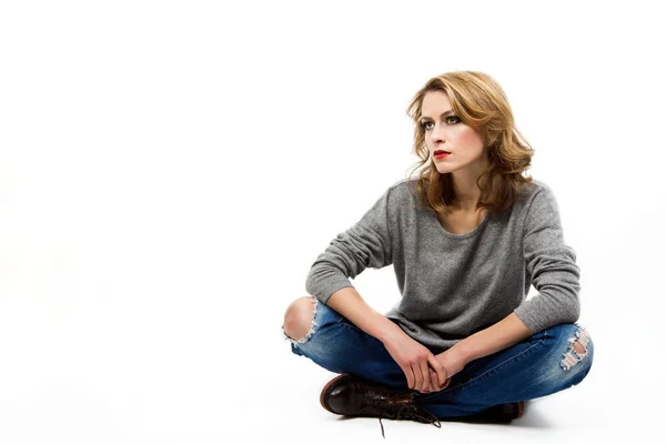 Beautiful blond woman sitting on floor — Stock Photo, Image