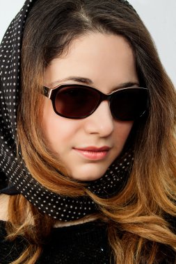 Büyük gözlüklü güzel genç bir manken.