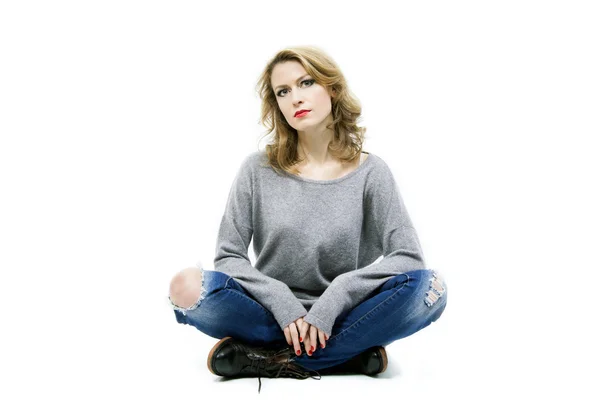 Krásná blonďatá žena sedí na podlaze — Stock fotografie