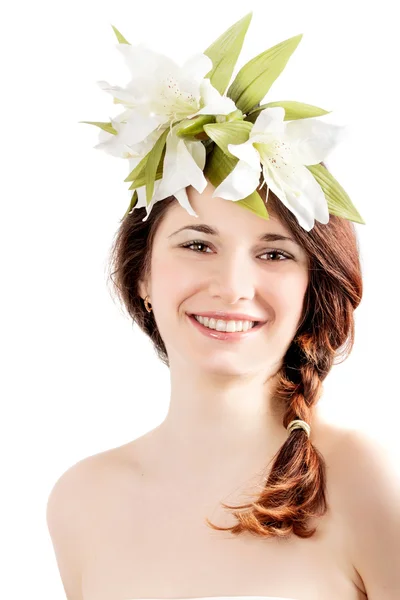 Piękna kobieta uśmiechający się z lilią — Zdjęcie stockowe