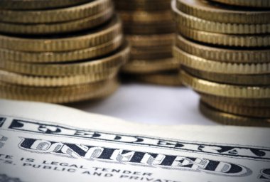 bir dolarlık banknot ve madeni paralar