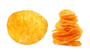 Beyaz üzerinde izole patates cipsi