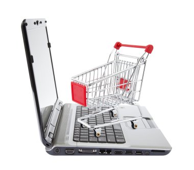Online alışveriş. alışveriş sepeti ile beyaz dizüstü.