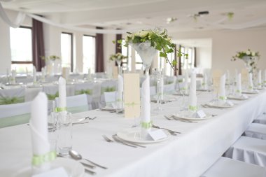 Düğün masa ile gül buketi