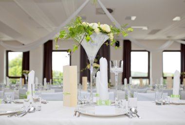 Düğün masa ile gül buketi