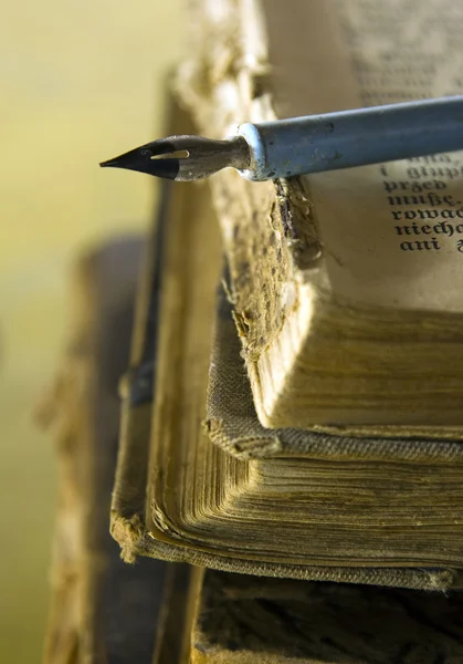 Livros antigos e caneta — Fotografia de Stock