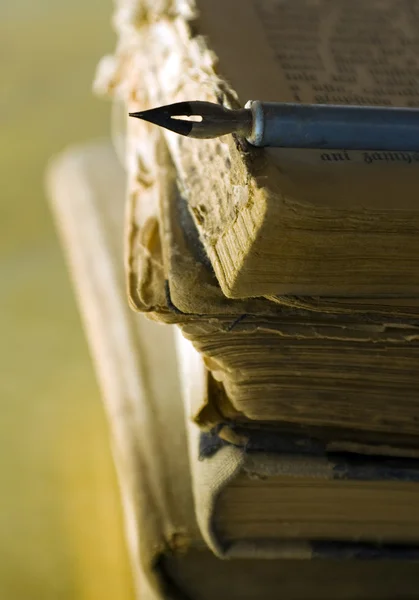 Eski kitaplar ve kalem — Stok fotoğraf