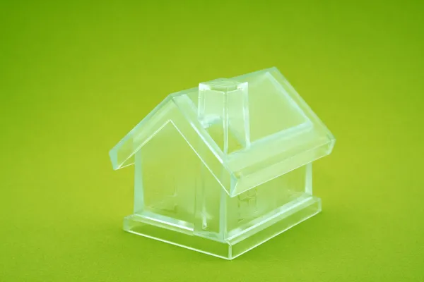 Casa de cristal no fundo verde — Fotografia de Stock