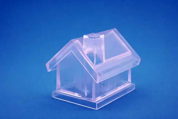 Casa de cristal no fundo azul — Fotografia de Stock