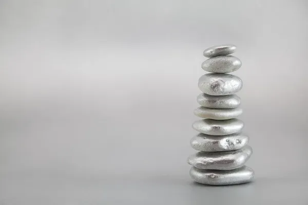Balancing steentjes zilver — Stockfoto