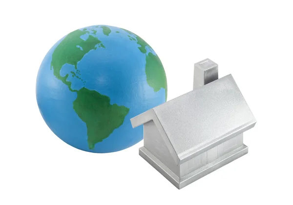 Zilver huis en globe geïsoleerd op wit — Stockfoto