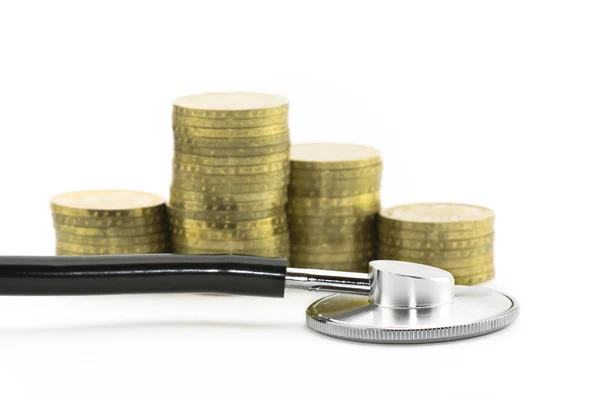 Saúde financeira. Estetoscópio com moedas — Fotografia de Stock