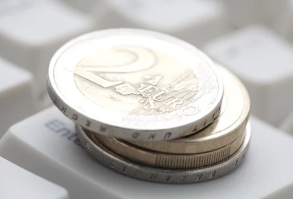 Κέρματα ευρώ πάνω από το πληκτρολόγιο του υπολογιστή — Φωτογραφία Αρχείου