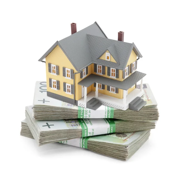 Polonya zlotys yığını üzerinde sarı ev