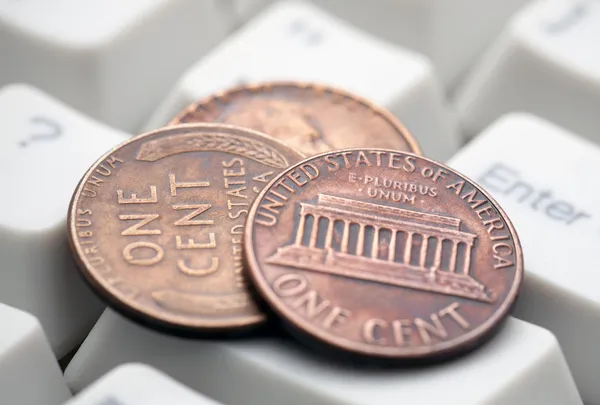 Nekünk érmék, a számítógép billentyűzetén. fogalom az e-kereskedelem. — Stock Fotó