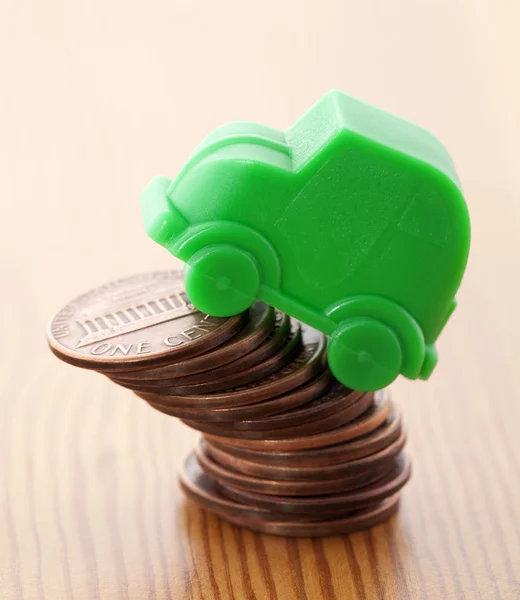 Miniature de voiture verte sur pennies — Photo