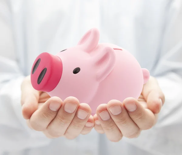 Man met grote roze piggy bank — Stockfoto
