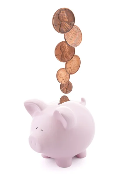 Piggy bank a nyílásba eső érmék — Stock Fotó
