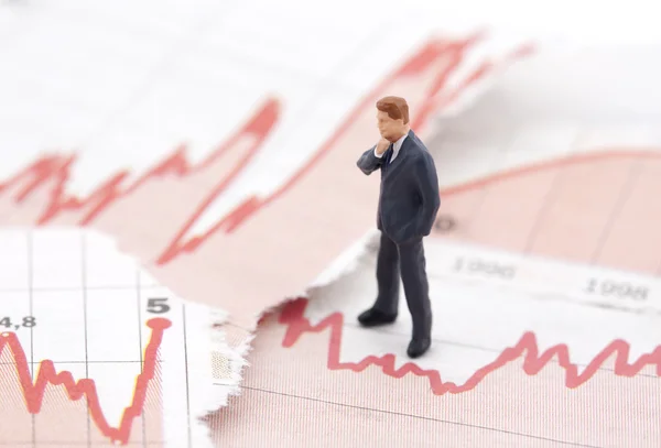 Crisis financiera. Figura del hombre de negocios en los gráficos financieros — Foto de Stock