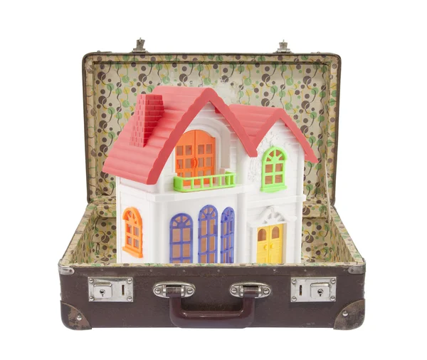 Nuova casa colorata in vecchia valigia con percorso di ritaglio — Foto Stock