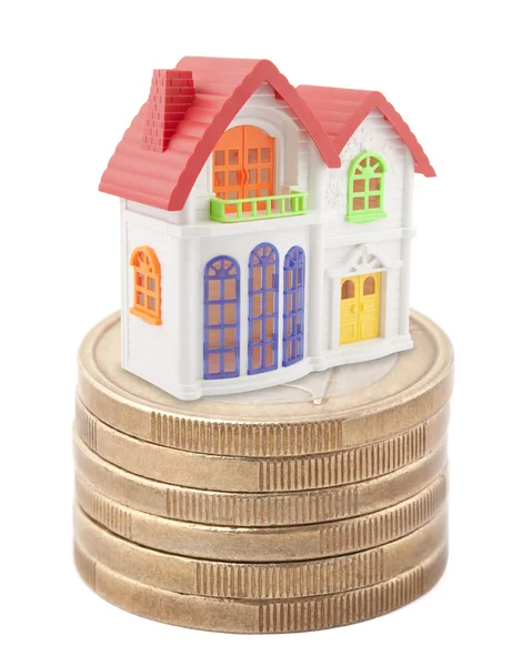 Kleurrijke speelgoed huis op stapel van euro-muntstukken — Stockfoto