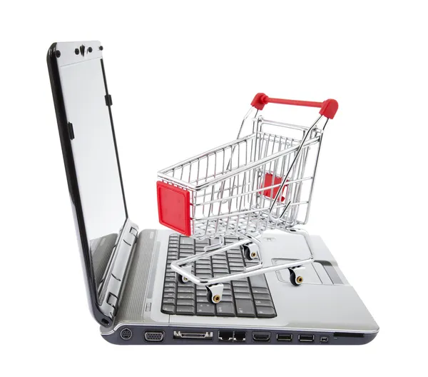 Online vásárlás. Bevásárlókocsi a fehér laptop. — Stock Fotó