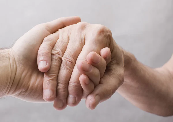 Unga hand ge hjälp till gamla hand — Stockfoto