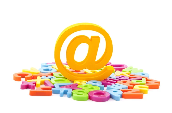 E-symbool en kleurrijke brieven op witte achtergrond — Stockfoto
