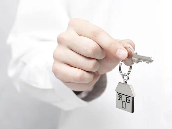 Klíč od domu v ruce — Stock fotografie