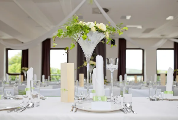 Bröllops bord med bukett rosor — Stockfoto