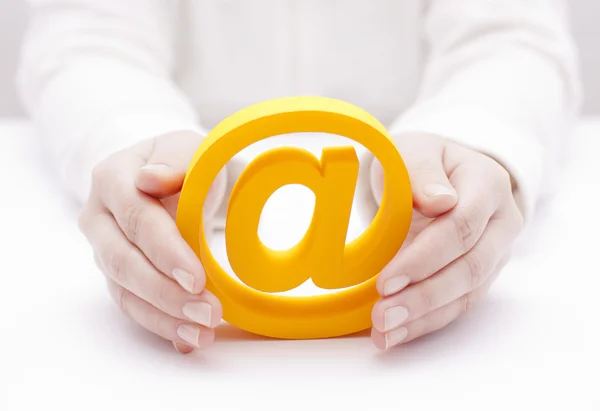 3d email symbol protected by hands — Stock Photo, Image