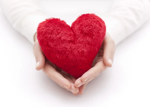 Corazón rojo en manos de mujer — Foto de Stock