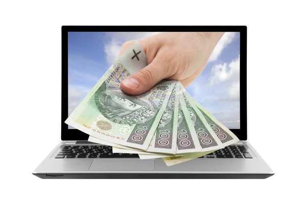 Laptop och hand med polska pengar. urklippsbana ingår. — Stockfoto