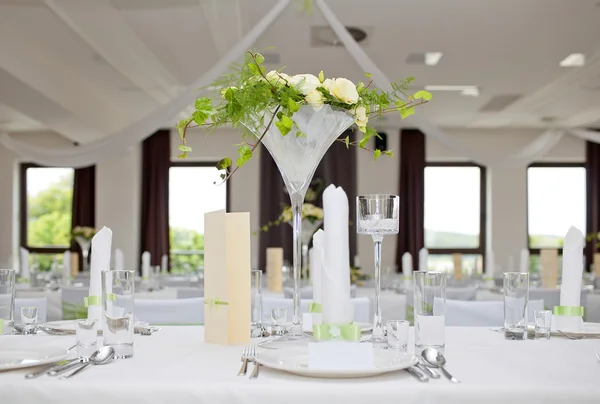 Mesa de boda con ramo de rosas Fotos De Stock