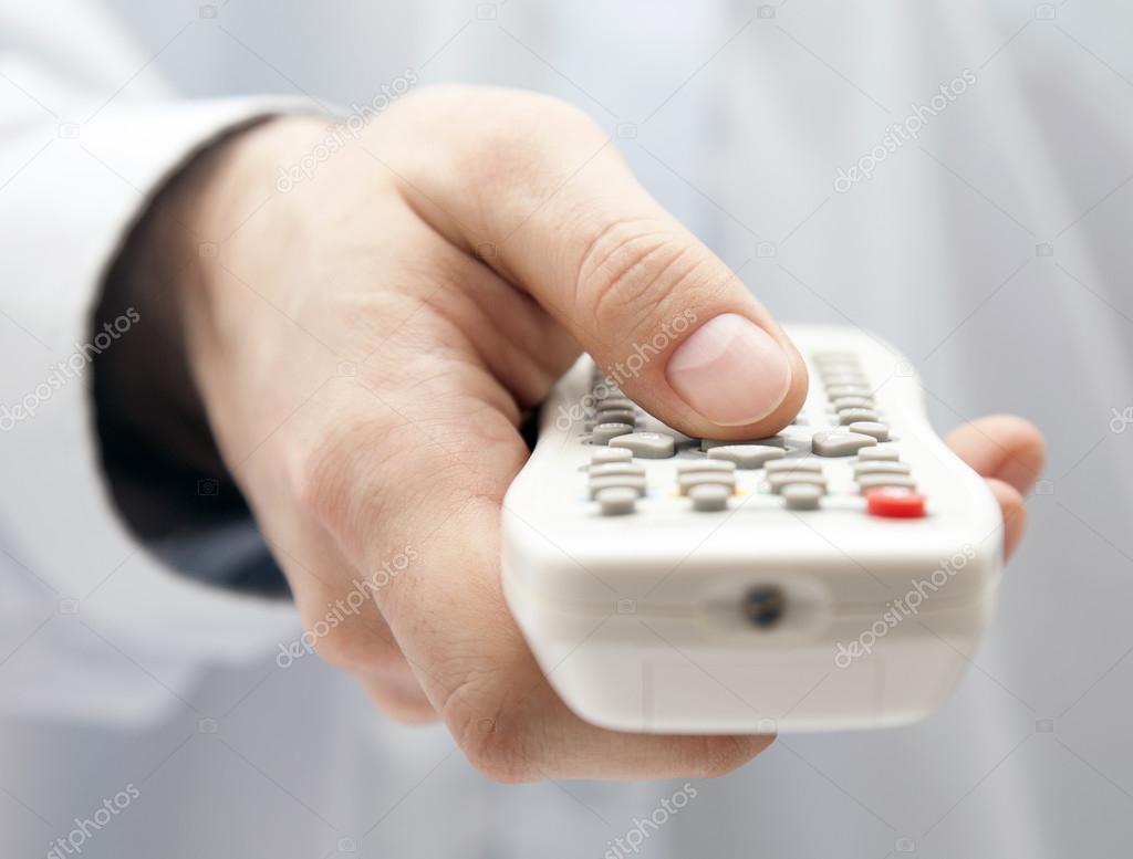 control remoto de tv en la mano 2024