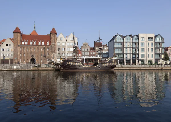 Old town waterfront over Motlawa river in Gdansk, Poland — Stock Photo, Image
