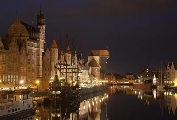 The medieval port crane in Gdansk at night, Poland — Stock Photo, Image