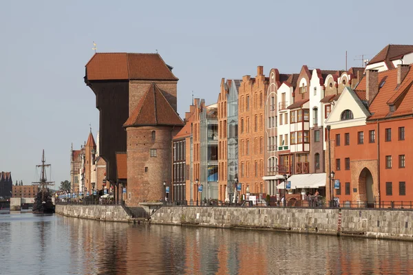 Der mittelalterliche Hafenkran über dem Fluss Motlawa in Danzig, Polen — Stockfoto